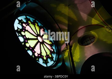 Vitrail coulant une lumière colorée à l'intérieur de l'église historique Banque D'Images