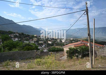 Radhime, Albanie - 17 juin 2025 : un village albanais typique de Radhime près de la ville de Vlora Banque D'Images