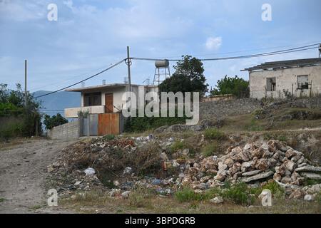 Radhime, Albanie - 17 juin 2025 : un village albanais typique de Radhime près de la ville de Vlora Banque D'Images