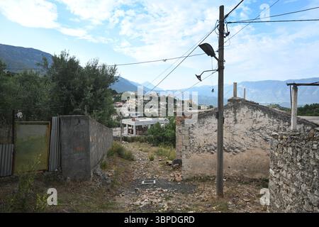 Radhime, Albanie - 17 juin 2025 : un village albanais typique de Radhime près de la ville de Vlora Banque D'Images