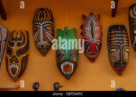 Masques abstraits cérémoniels cubains africains exposés dans une boutique de souvenirs, Trinidad, province de Sancti Spíritus, Cuba. © Kraig Lieb Banque D'Images