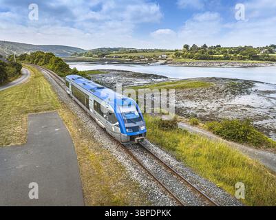 Département des Côtes d'Armor (Bretagne, nord-ouest de la France) : passage d'un train régional TER sur les rives de l'estuaire du Trieux Banque D'Images