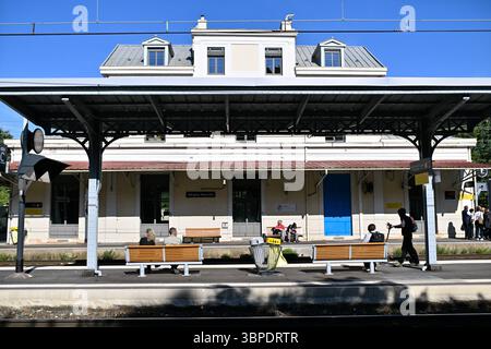 Albigny-sur-Saône (centre-est de la France) : la gare d'Albigny-Neuville, située au sommet du quartier de Villevert, est desservie par le TER Auvergne Banque D'Images