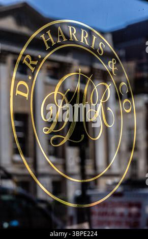 Enseigne de fenêtre à feuilles d'or à la pharmacie D. R. Harris & Co sur St James's Street. Banque D'Images