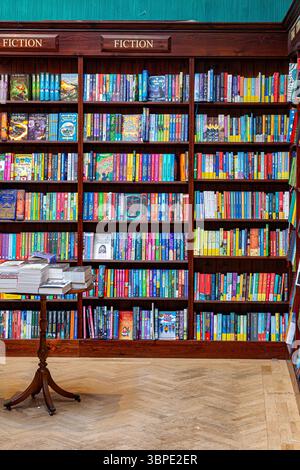 La section fiction de Daunt Books Marylebone , Londres Royaume-Uni Banque D'Images