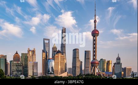Shanghai, Chine - 19 mai 2025 Une vue panoramique sur les gratte-ciel de la Tour de télévision Oriental Pearl, une attraction urbaine majeure en Chine Banque D'Images