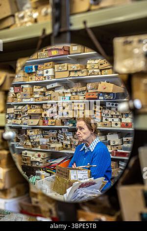 Maureen Rose, propriétaire de la boutique Taylors Button, à Londres, Royaume-Uni. Banque D'Images
