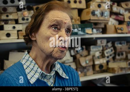 Maureen Rose, propriétaire de la boutique Taylors Button, à Londres, Royaume-Uni. Banque D'Images