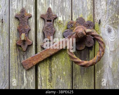 Loquet en fer rouillé sur une porte en bois vieilli, Royaume-Uni Banque D'Images