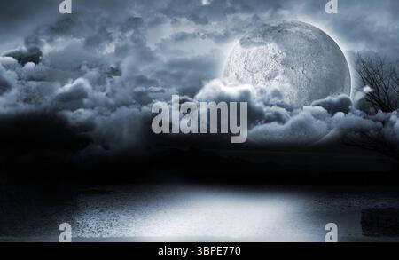 Pleine lune s'élevant au-dessus du lac calme à travers des nuages dans la conception plate, montrant branche, silhouettes de montagne Banque D'Images
