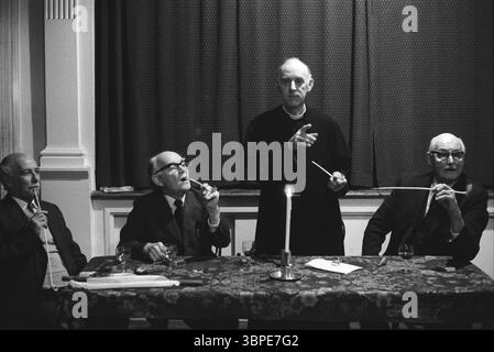 Enchères de bougies Aldermaston. Berkshire, Angleterre 1974. FR G-R , C. W. 'Bill' Cox, churchwarden, Dr Allibone, qui est Seigneur du Manoir. Le révérend Ross Stone et le major général Benson, churchwarden. La vente aux enchères a lieu tous les trois ans. Une épingle ou un clou de fer à cheval est inséré juste en dessous de la mèche, et l'enchère continue jusqu'à ce qu'il tombe. La dernière offre avant que cela ne se produise sécurise le bail sur Church Acre pour trois ans des années 1970 UK HOMER SYKES Banque D'Images