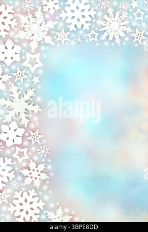 Noël magique blanc givré étoile de flocon de neige, neige sur la frontière de fond de ciel avec des nuages bleus roses. Motif festif doux hiver fantaisie. Banque D'Images
