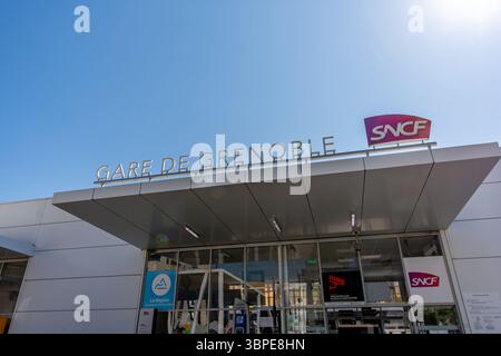 Entrée à la gare SNCF de Grenoble, France. Cette gare est desservie par des TGV rapides et des trains régionaux TER Banque D'Images