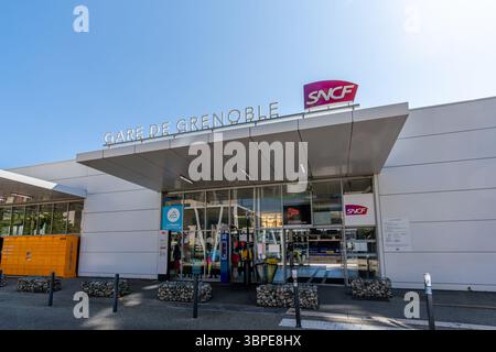 Entrée à la gare SNCF de Grenoble, France. Cette gare est desservie par des TGV rapides et des trains régionaux TER Banque D'Images