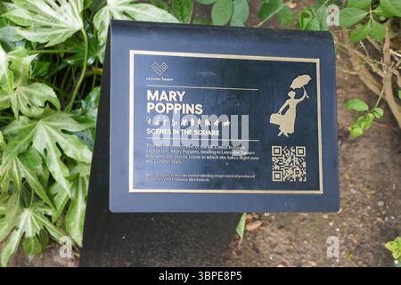 Londres, Angleterre, Royaume-Uni 25 mai 2025 Mary Poppins Statue dans Leicester Square Gardens le 25 mai 2025 à Londres, Angleterre, Royaume-Uni. Photo de Barry King/Alamy Stock photo Banque D'Images