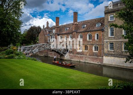Pont mathématique Queens College de Cambridge - la mathématique de pont sur la rivière Cam, dans Queen's College, qui fait partie de l'Université de Cambridge Banque D'Images
