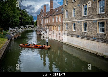 Pont mathématique Queens College de Cambridge - la mathématique de pont sur la rivière Cam, dans Queen's College, qui fait partie de l'Université de Cambridge Banque D'Images