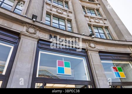 Extérieur du magasin phare de Microsoft avec logo coloré. Londres, Royaume-Uni, 11 mai 2024 Banque D'Images