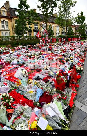 Hommages floraux, foulards, ballons, messages de condoléances, etc. Sont placés devant le Liverpool Football Club en mémoire de Diogo Jota tué à RTA. Banque D'Images