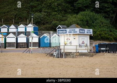 Kiosque de crème glacée fermé sur la plage de Bournemouth. Angleterre Royaume-Uni Banque D'Images