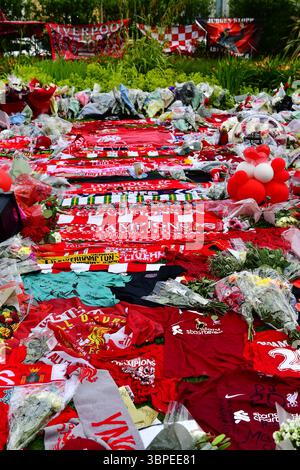 Hommages floraux, foulards, ballons, messages de condoléances, etc. Sont placés devant le Liverpool Football Club en mémoire de Diogo Jota tué à RTA. Banque D'Images