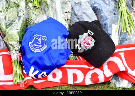 Hommages floraux, foulards, ballons, messages de condoléances, etc. Sont placés devant le Liverpool Football Club en mémoire de Diogo Jota tué à RTA. Banque D'Images