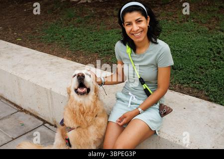 Dog sitter et son vieux Golden Retriever souriant à la caméra, Alcoy, Espagne Banque D'Images