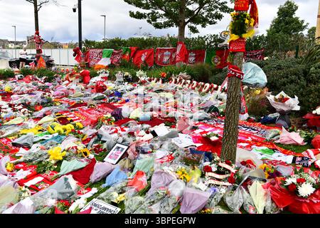 Hommages floraux, foulards, ballons, messages de condoléances, etc. Sont placés devant le Liverpool Football Club en mémoire de Diogo Jota tué à RTA. Banque D'Images