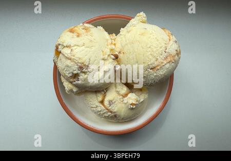 bol de crème glacée au caramel à la maison sur le rebord de la fenêtre, vue de dessus Banque D'Images