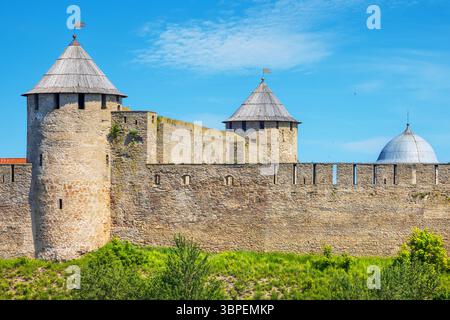 Mur de défense et tours de la forteresse médiévale à Ivangorod. Russie Banque D'Images