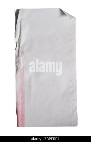 Modèle de papier de reçu froissé réaliste avec tache d'encre rouge sur fond blanc avec chemin de découpage Banque D'Images