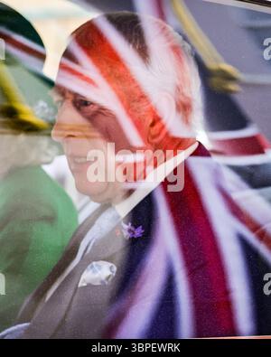 Londres, Royaume-Uni. 87 juillet 2025. Un Union Jack est reflété dans la voiture du roi alors qu'il s'y trouve. Le roi Charles III et la reine Camilla voyagent d'abord en voiture pour accueillir les Macrons avant qu'ils n'entrent dans les voitures. Le roi et la reine, le prince et la princesse de Galles, le président français et son épouse, M. et Mme Macron, ainsi que l'ambassadeur de France et d'autres, prennent un cortège en calèche à travers Windsor et le long d'une partie de la longue marche menant au château de Windsor dans le cadre de la visite d'État française. Crédit : Imageplotter/Alamy Live News Banque D'Images
