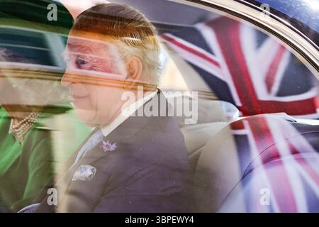 Londres, Royaume-Uni. 87 juillet 2025. Le roi Charles III et la reine Camilla voyagent d'abord en voiture pour accueillir les Macrons avant qu'ils n'entrent dans les voitures. Le roi et la reine, le prince et la princesse de Galles, le président français et son épouse, M. et Mme Macron, ainsi que l'ambassadeur de France et d'autres, prennent un cortège en calèche à travers Windsor et le long d'une partie de la longue marche menant au château de Windsor dans le cadre de la visite d'État française. Crédit : Imageplotter/Alamy Live News Banque D'Images