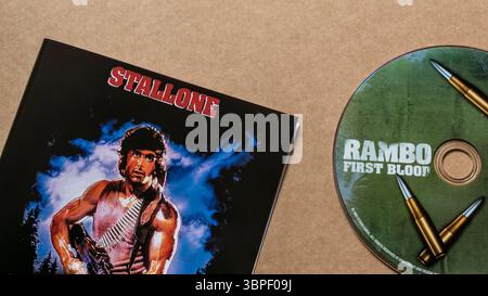 Film « Rambo - First Blood » ; édition DVD ; disque avec couverture représentant « Sylvester Stallone », isolé sur fond Uni clair, plan de dessus. Banque D'Images