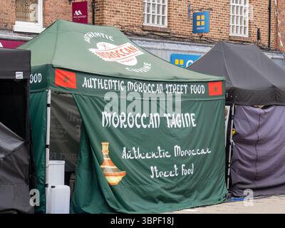 Un stand de nourriture marocain dans un marché de nourriture de rue à Welshpool, Powys, pays de Galles, Royaume-Uni. Banque D'Images