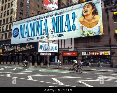 Mamma Mia ! Se prépare à ouvrir au Winter Garden Theatre sur Broadway à New York vu le dimanche 29 juin 2025. La renaissance du spectacle Eh, avec la musique d'Abba, est prévue pour ouvrir le 2 août, le jardin d'hiver était le théâtre original du spectacle qui a ouvert en 2001 et a duré 14 ans.(© Richard B. Levine) Banque D'Images