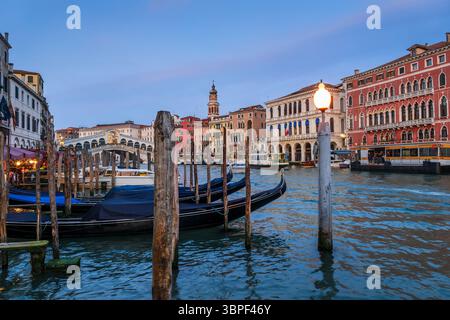 Ville de Venise en Italie, horizon avec gondoles sur le Grand canal, vue sur le pont du Rialto. Banque D'Images