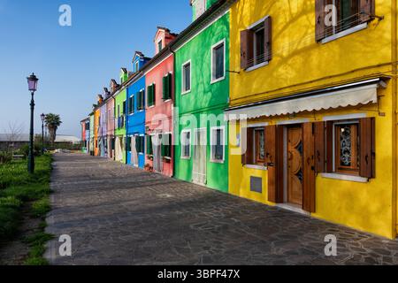 Rangée de maisons aux façades colorées peintes sur l'île de Burano dans la lagune de Venise, Italie. Banque D'Images