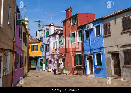Maisons de charme traditionnelles avec façades peintes et petite cour à Burano, une île dans la lagune vénitienne, Venise, au nord-est de l'Italie. Banque D'Images