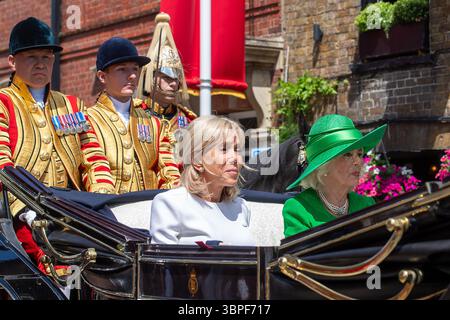 Windsor, Berkshire, Royaume-Uni. 8 juillet 2025. Brigitte Macron (à gauche), épouse du président français Emmanual Macron, monte dans une calèche royale à travers Windsor, Berkshire avec la reine Camilla jusqu'au château de Windsor aujourd'hui pour la visite d'État française au Royaume-Uni. Un banquet d'État aura lieu au château de Windsor ce soir. Crédit : Maureen McLean/Alamy Live News Banque D'Images