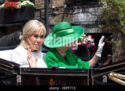 Windsor, Berkshire, Royaume-Uni. 8 juillet 2025. Brigitte Macron (à gauche), épouse du président français Emmanual Macron, monte dans une calèche royale à travers Windsor, Berkshire avec la reine Camilla jusqu'au château de Windsor aujourd'hui pour la visite d'État française au Royaume-Uni. Un banquet d'État aura lieu au château de Windsor ce soir. Crédit : Maureen McLean/Alamy Live News Banque D'Images
