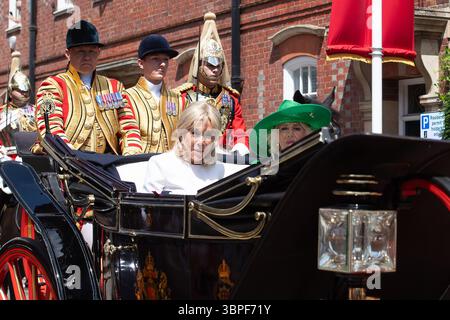 Windsor, Berkshire, Royaume-Uni. 8 juillet 2025. Brigitte Macron (à gauche), épouse du président français Emmanual Macron, monte dans une calèche royale à travers Windsor, Berkshire avec la reine Camilla jusqu'au château de Windsor aujourd'hui pour la visite d'État française au Royaume-Uni. Un banquet d'État aura lieu au château de Windsor ce soir. Crédit : Maureen McLean/Alamy Live News Banque D'Images