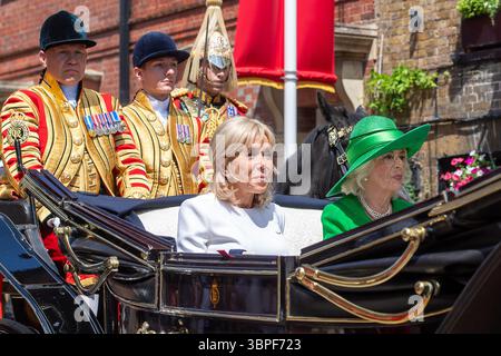 Windsor, Berkshire, Royaume-Uni. 8 juillet 2025. Brigitte Macron (à gauche), épouse du président français Emmanual Macron, monte dans une calèche royale à travers Windsor, Berkshire avec la reine Camilla jusqu'au château de Windsor aujourd'hui pour la visite d'État française au Royaume-Uni. Un banquet d'État aura lieu au château de Windsor ce soir. Crédit : Maureen McLean/Alamy Live News Banque D'Images