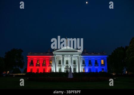 La Maison Blanche, éclairée par des lumières rouges, blanches et bleues, vendredi, 4 juillet 2025, pour le pique-nique du 4 juillet. Banque D'Images