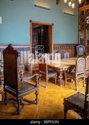 La salle à manger à l'intérieur du Palau Güell, montrant les chaises et la table en bois finement sculptées conçues par Antoni Gaudí à Barcelone, en Espagne. Banque D'Images