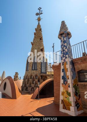 Le toit-terrasse unique du Palau Güell, avec des cheminées sculpturales et la tour lanterne principale couverte de pierre par Antoni Gaudí, Barcelone, Espagne. Banque D'Images