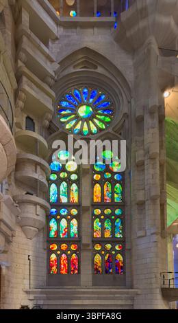Un magnifique vitrail moderne inonde l'intérieur de la Sagrada Familia d'Antoni Gaudí de couleurs vives, Barcelone, Espagne. Banque D'Images