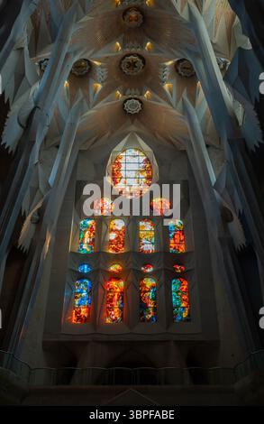 Les magnifiques vitraux modernes de l'abside de la basilique la Sagrada Familia d'Antoni Gaudí à Barcelone, Espagne. Banque D'Images