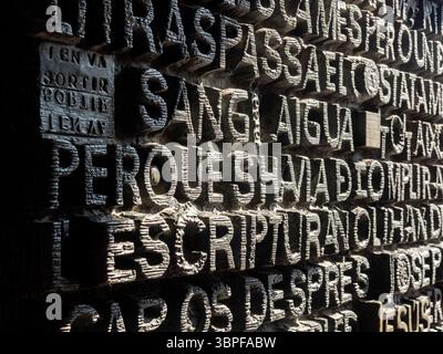 Détail des portes en bronze de Josep Maria Subirachs sur la façade passion de la Sagrada Familia, avec texte de la Bible, Barcelone, Espagne. Banque D'Images