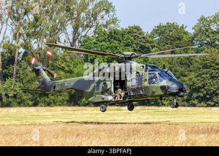 Hélicoptère NH90 de l'armée allemande avec des soldats au départ d'une zone d'atterrissage. Buckeburg, Allemagne - 17 juin 2023 Banque D'Images